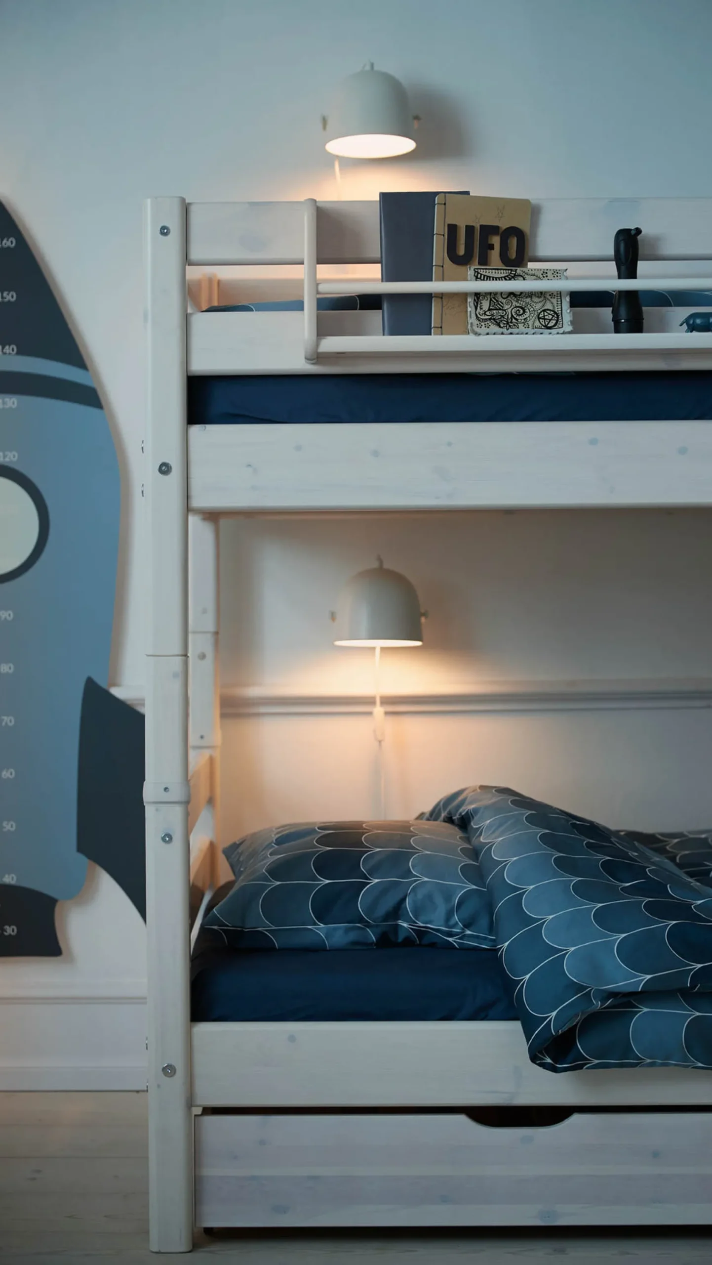 Køjeseng med lige stige