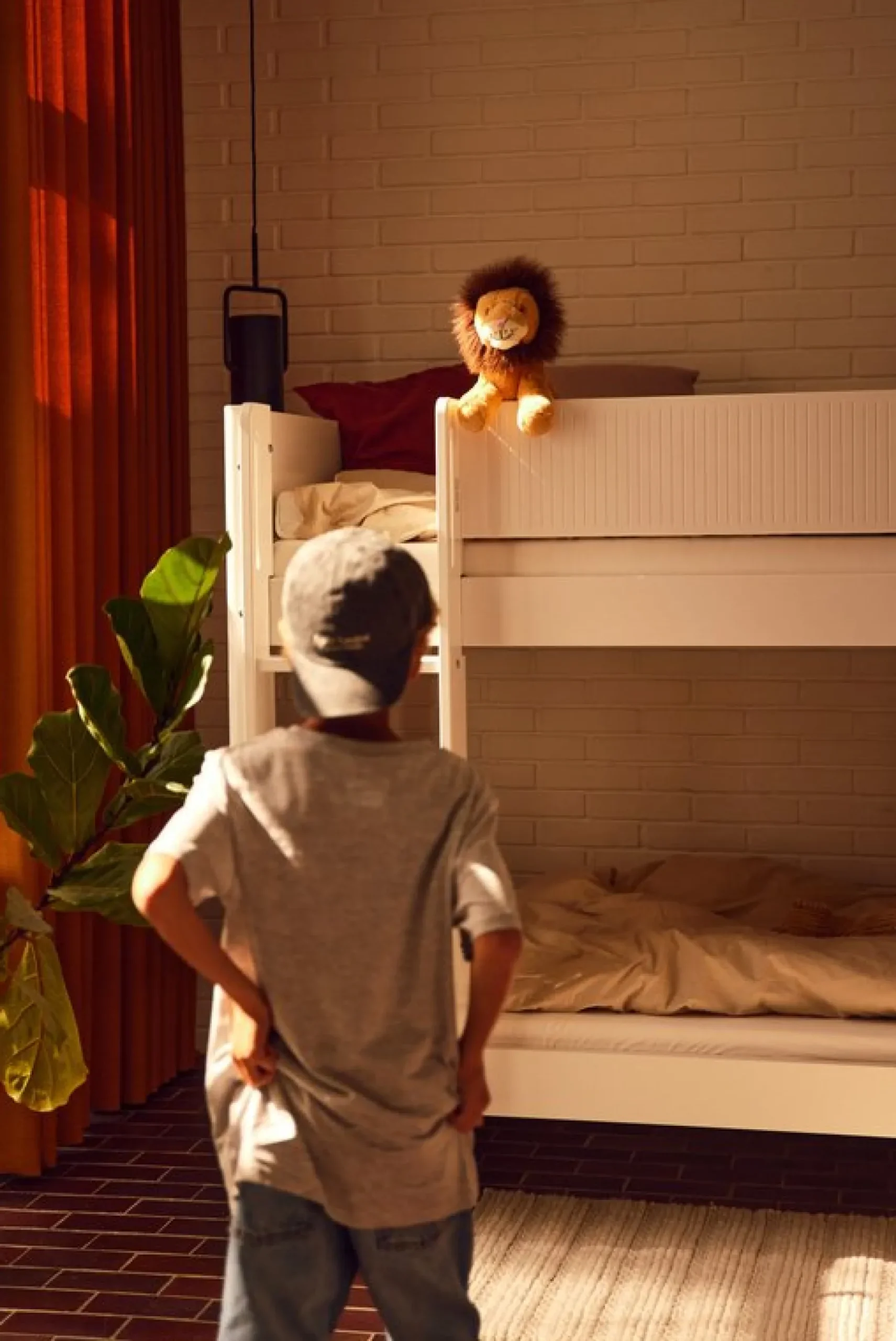 Køjeseng med lige stige